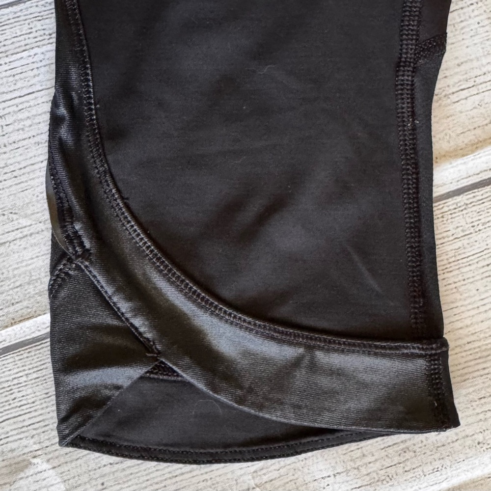 Lululemon Black Crop Leggings Size 8 Faux Leather Trim Zip Pocket Athletic - Picture 8 of 8